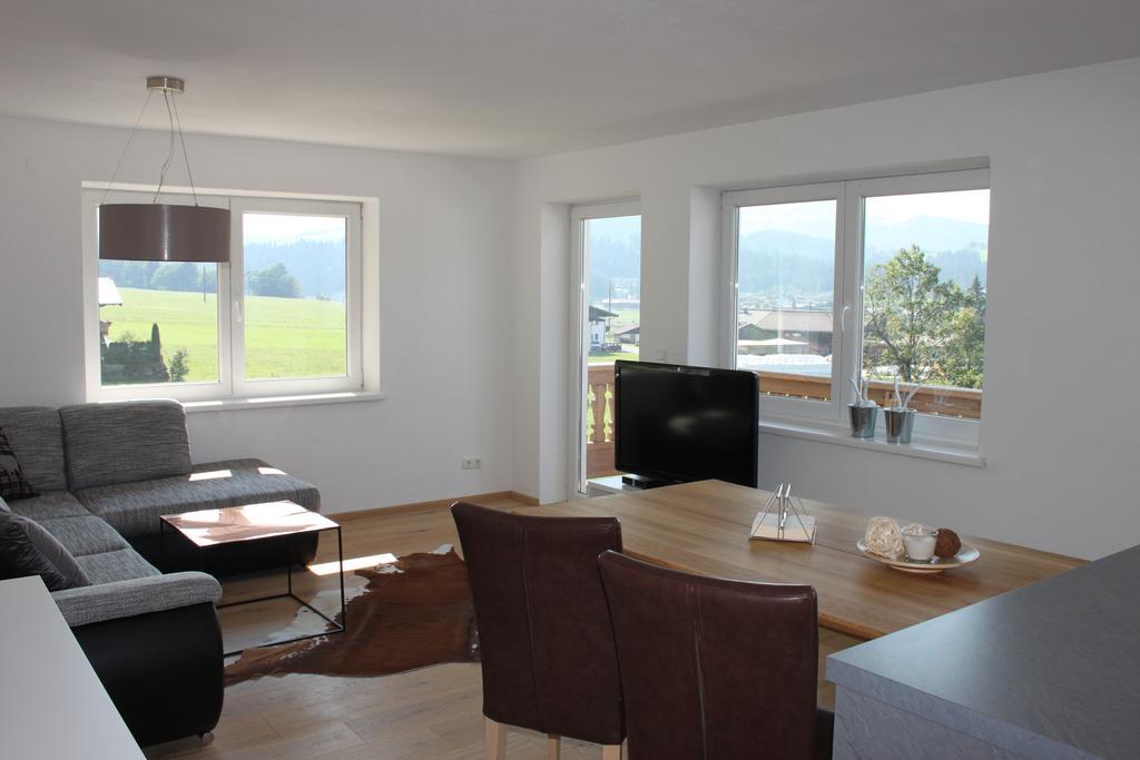 Apartment Am Birkenweg Oberndorf in Tirol Pokoj fotografie